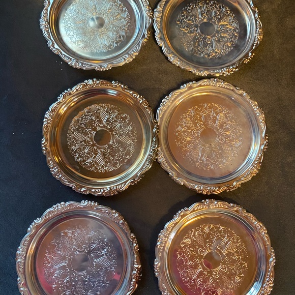 Vintage silver plate coasters like new. D26